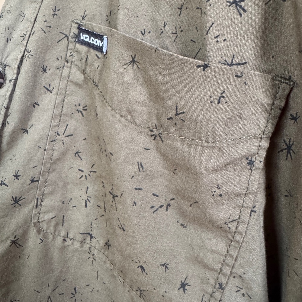 VOLCOM Men's Smashed Star Long Sleeve Button Up Military Green Modern Fit Shirt - Picture 11 of 13